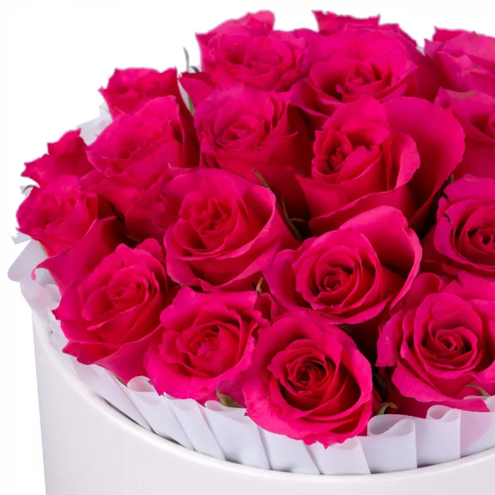 25 малиновых роз в кремовой шляпной коробке