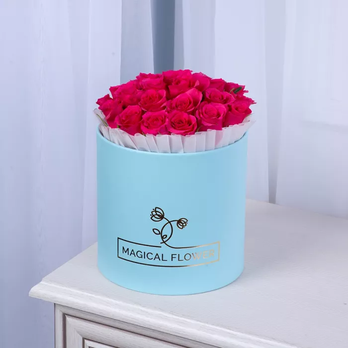 25 малиновых роз в голубой шляпной коробке