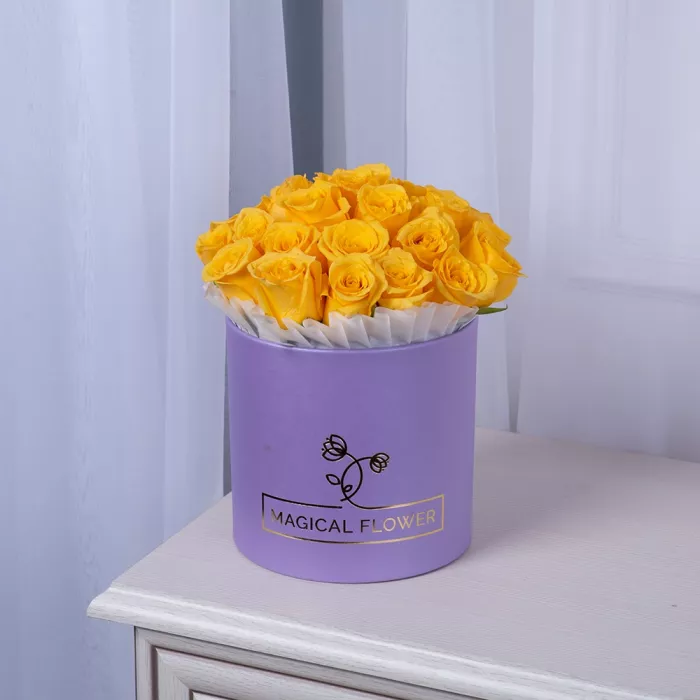 25 желтых роз в фиолетовой шляпной коробке