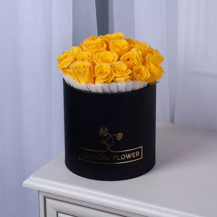 25 желтых роз в черной шляпной коробке