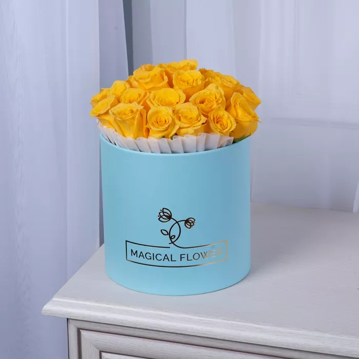 25 желтых роз в голубой шляпной коробке