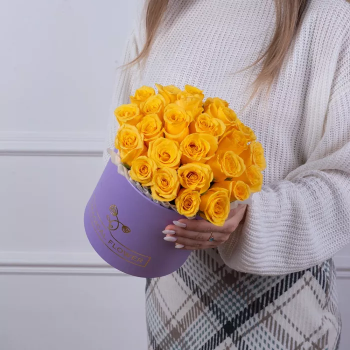 25 желтых роз в фиолетовой шляпной коробке