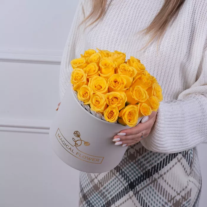 25 желтых роз в белой шляпной коробке