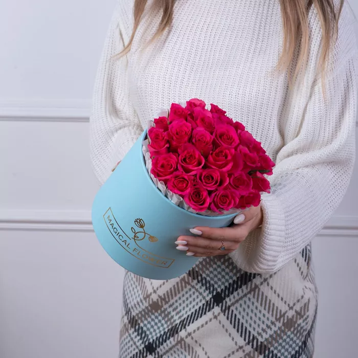 25 малиновых роз в голубой шляпной коробке