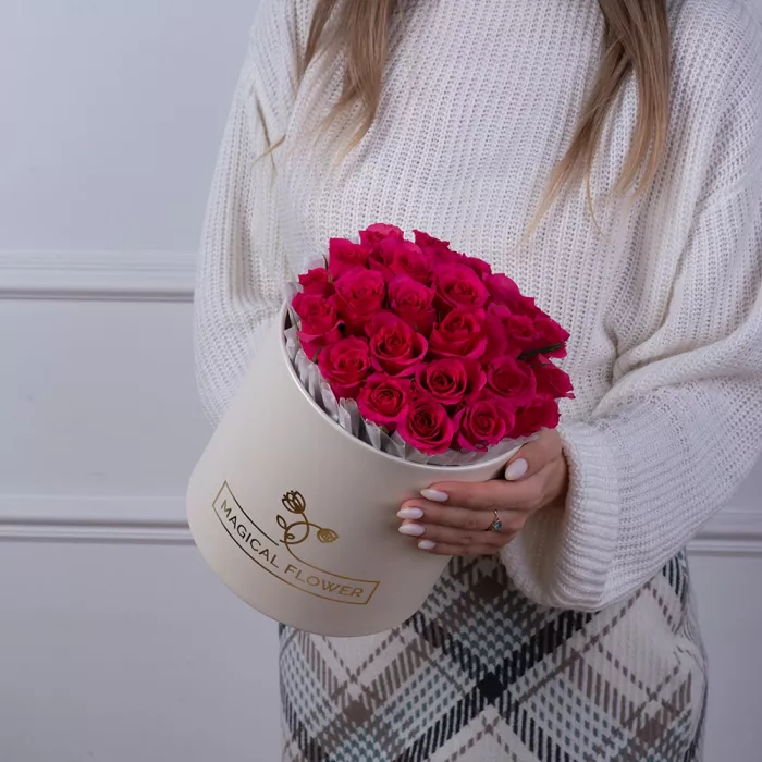 25 малиновых роз в кремовой шляпной коробке
