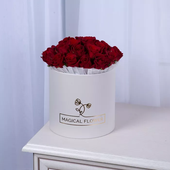 25 красных роз в белой шляпной коробке