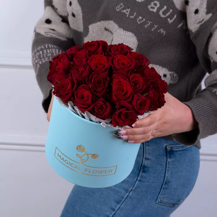 25 красных роз в голубой шляпной коробке