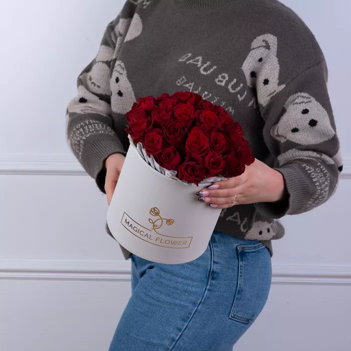 25 красных роз в белой шляпной коробке