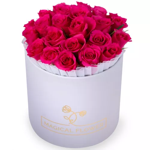 Нежный букет 25 малиновых роз в белой шляпной коробке