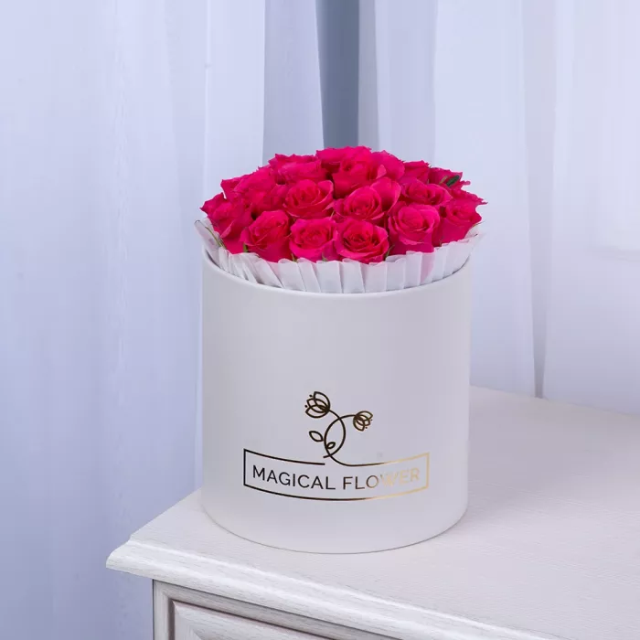 25 малиновых роз в белой шляпной коробке