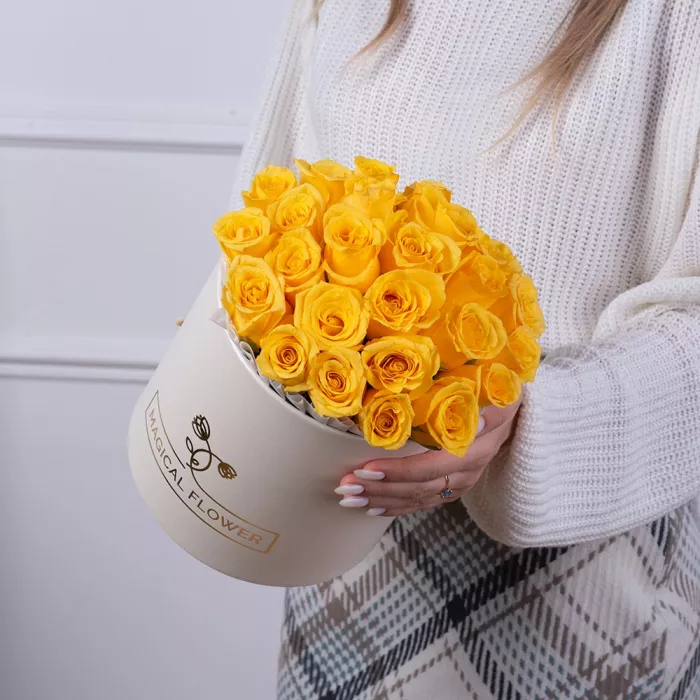 25 желтых роз в кремовой шляпной коробке