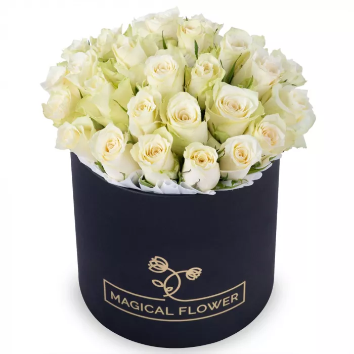 25 белых роз в черной шляпной коробке