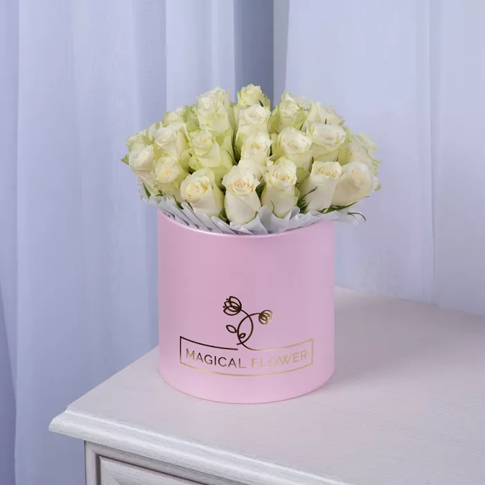 25 белых роз в розовой шляпной коробке