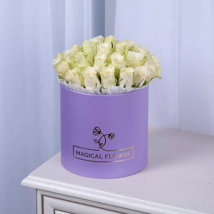 25 белых роз в фиолетовой шляпной коробке