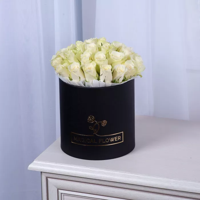 25 белых роз в черной шляпной коробке