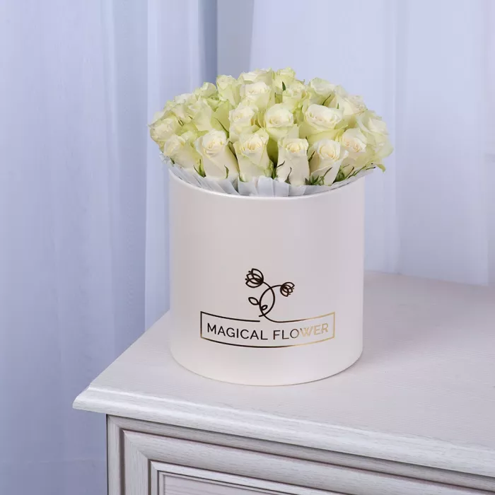 25 белых роз в кремовой шляпной коробке