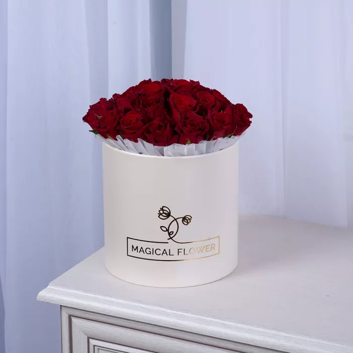 25 красных роз в кремовой шляпной коробке