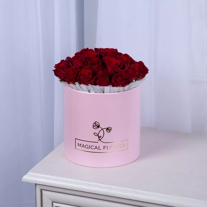 25 красных роз в розовой шляпной коробке