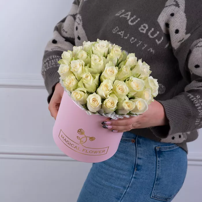 25 белых роз в розовой шляпной коробке