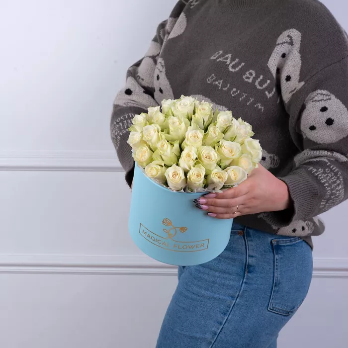 25 белых роз в голубой шляпной коробке