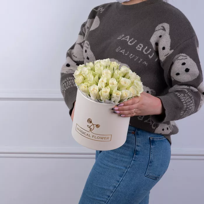 25 белых роз в кремовой шляпной коробке