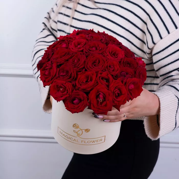 25 роз premium в кремовой шляпной коробке