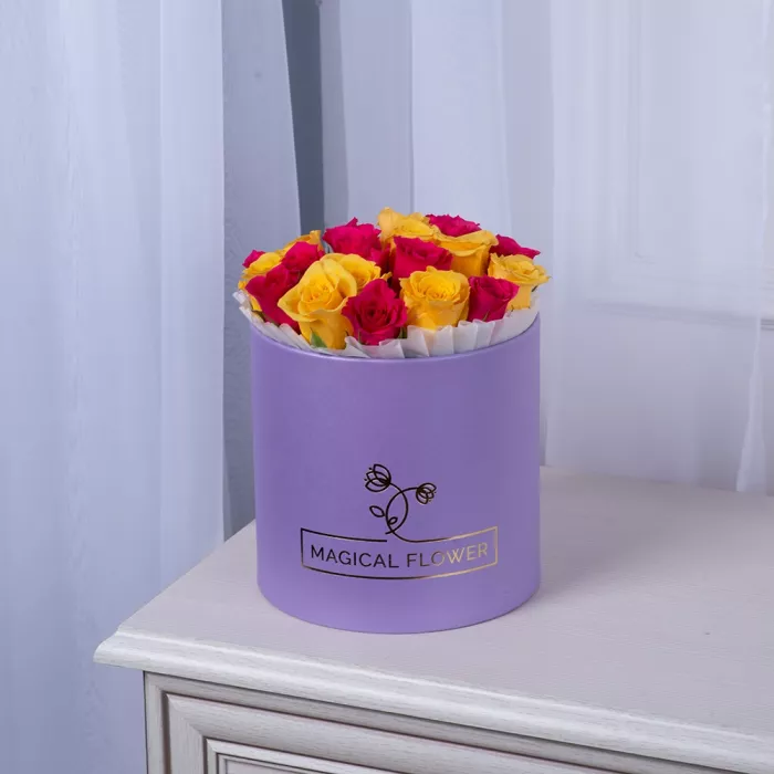 25 разноцветных роз в фиолетовой шляпной коробке