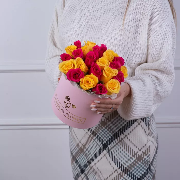 25 разноцветных роз в розовой шляпной коробке