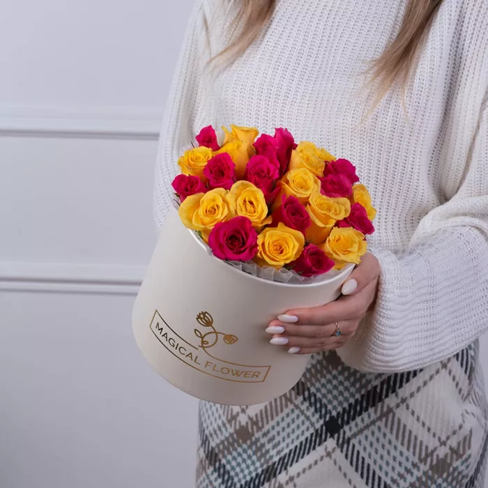 25 разноцветных роз в кремовой шляпной коробке