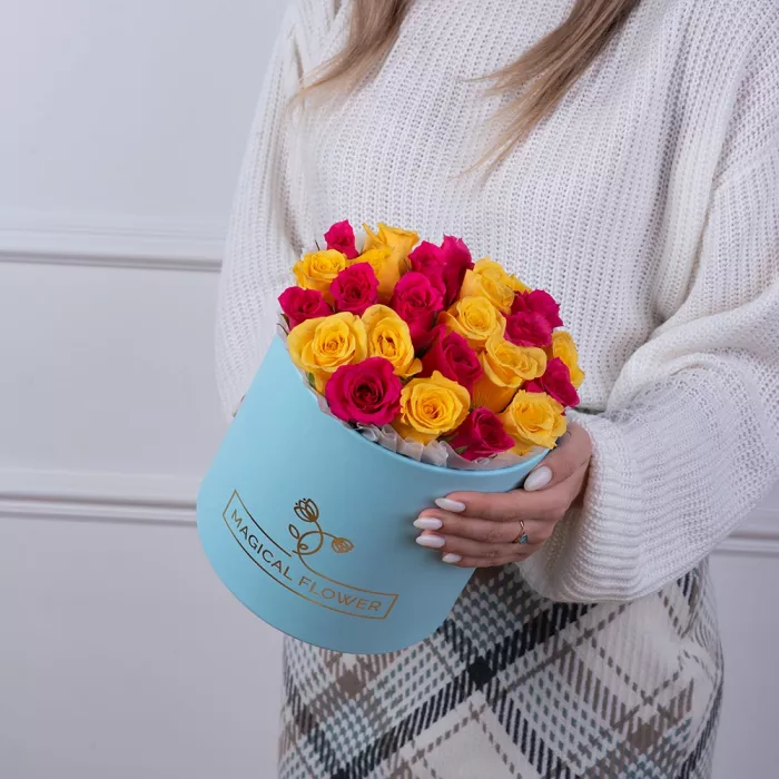25 разноцветных роз в голубой шляпной коробке