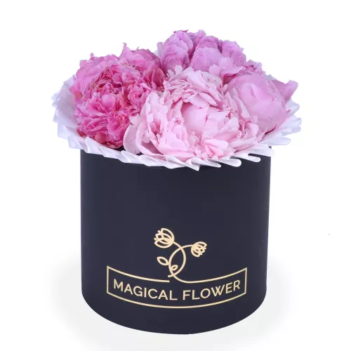 Букет из 7 розовых пионов в черной шляпной коробке