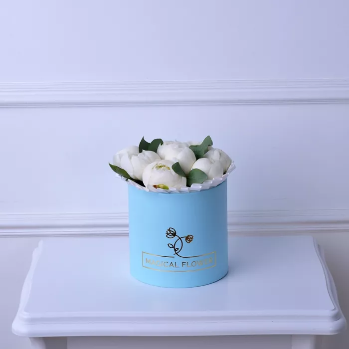 Букет из 9 белых пионов в шляпной коробке с эвкалиптом