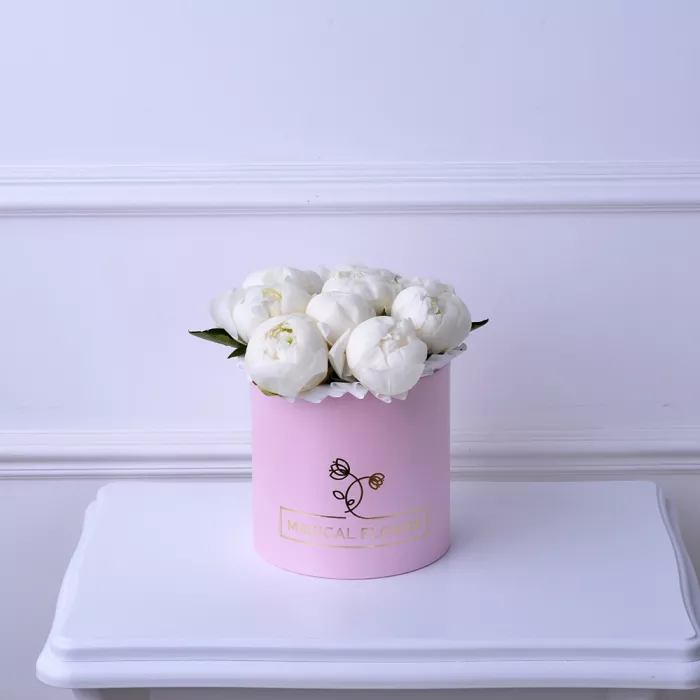 Букет из 9 белых пионов в розовой шляпной коробке