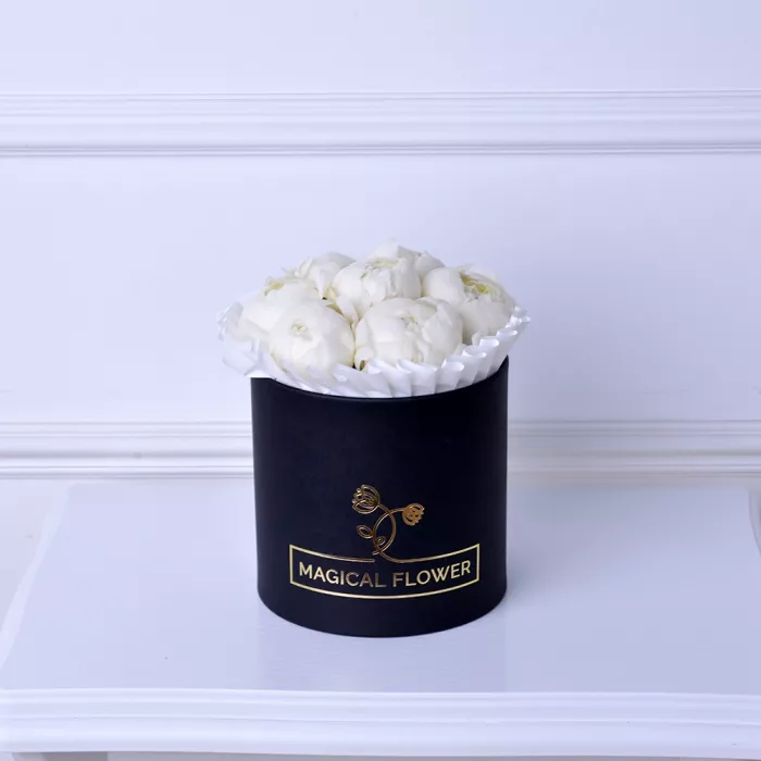 Букет из 9 белых пионов в черной коробке