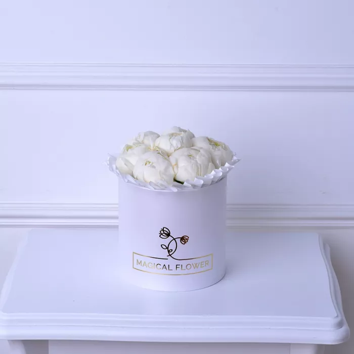 Букет из 7 белых пионов в белой шляпной коробке