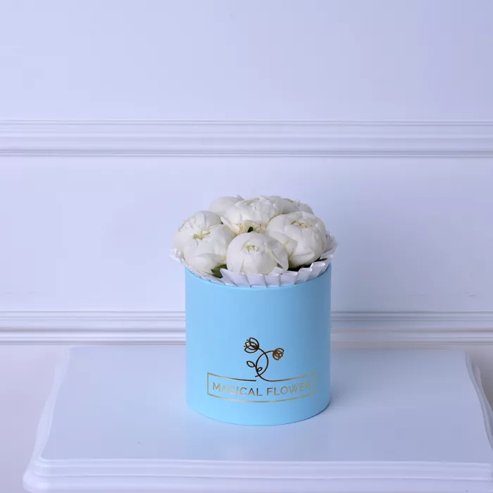Букет из 7 белых пионов в голубой шляпной коробке