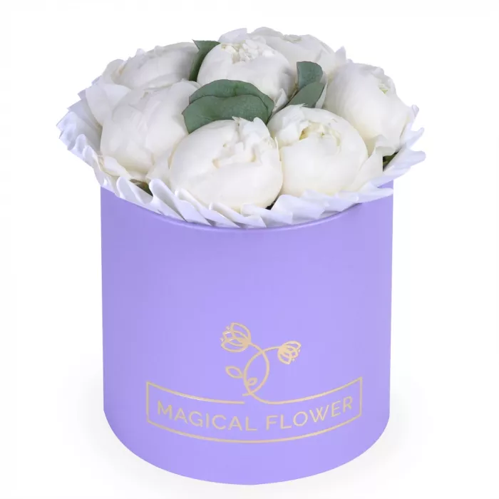 Букет из 7 белых пионов в фиолетовой шляпной коробке с эвкалиптом