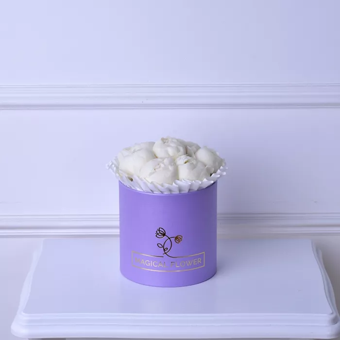 Букет из 7 белых пионов в шляпной коробке