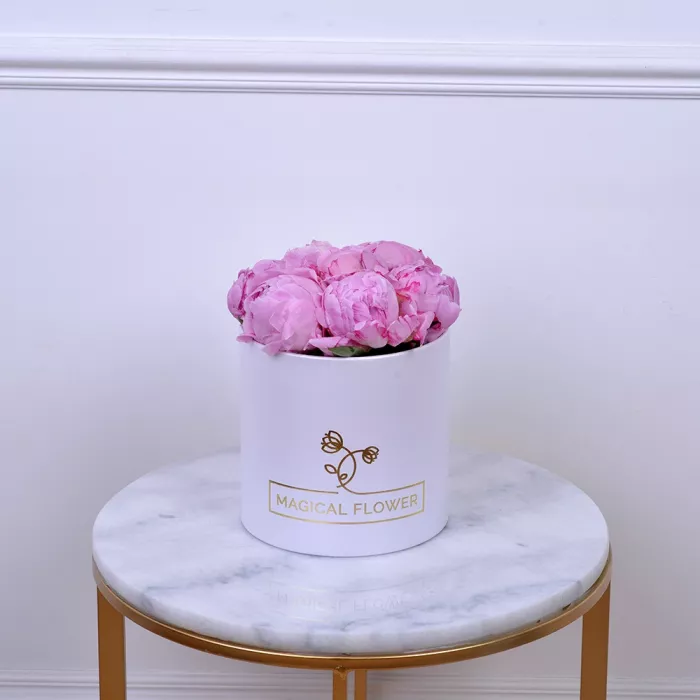 Букет из 7 розовых пионов в шляпной белой коробке