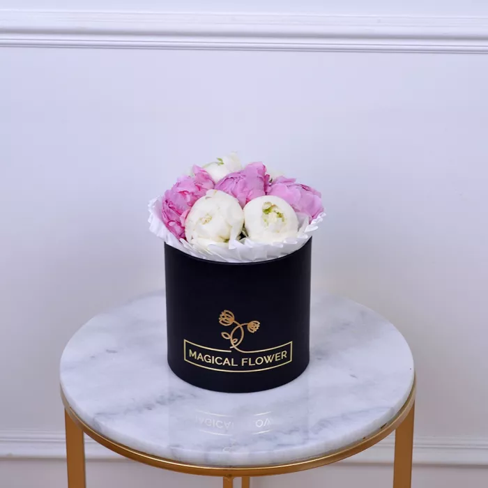 Букет из 7 разноцветных пионов в черной шляпной коробке