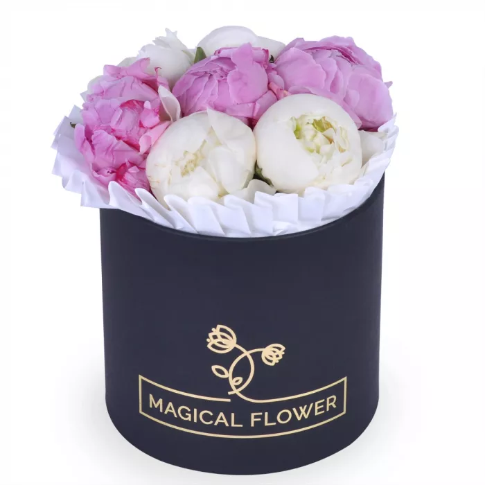 Букет из 7 разноцветных пионов в черной шляпной коробке