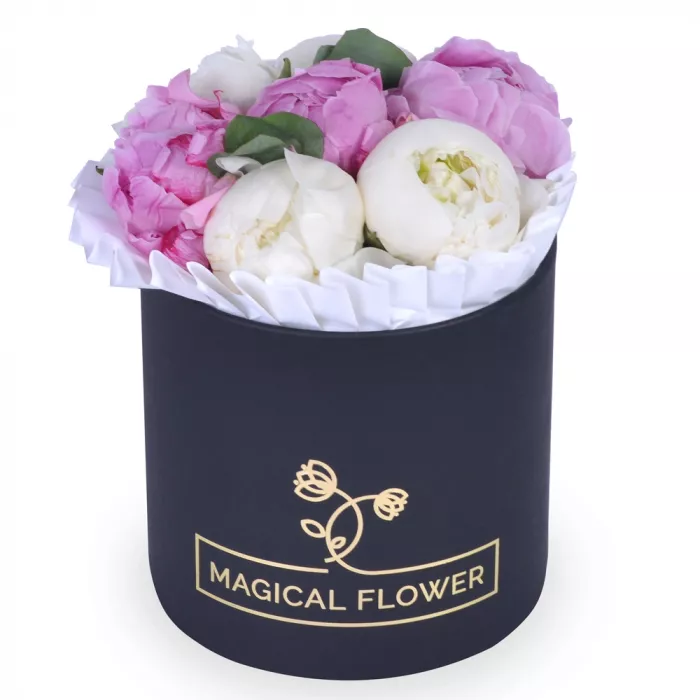Букет из 7 разноцветных пионов с эвкалиптом в черной шляпной коробке Букет из 7 разноцветных пионов с эвкалиптом в черной шляпной коробке