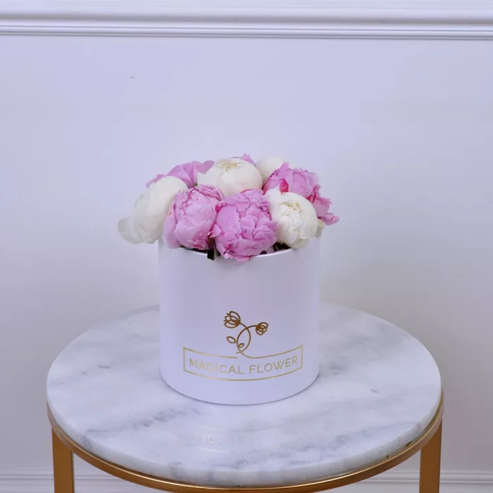 Букет из 7 разноцветных пионов в шляпной коробке