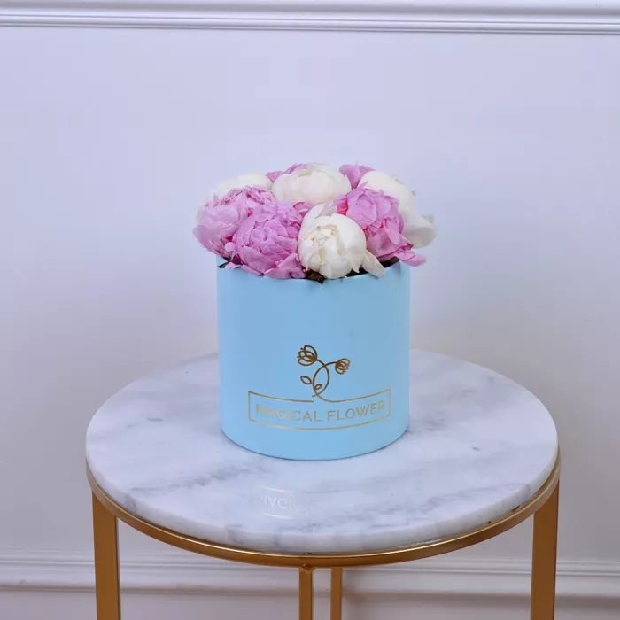 Букет из 9 разноцветных пионов в голубой шляпной коробке