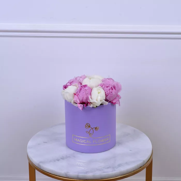Букет из 9 разноцветных пионов в фиолетовой шляпной коробке