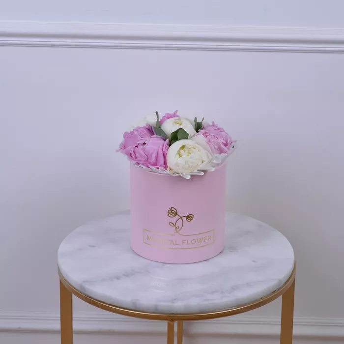 Букет из 9 разноцветных пионов в шляпной коробке с эвкалиптом