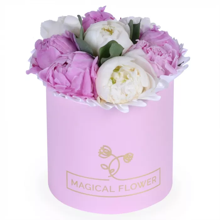 Букет из 9 разноцветных пионов в шляпной коробке с эвкалиптом