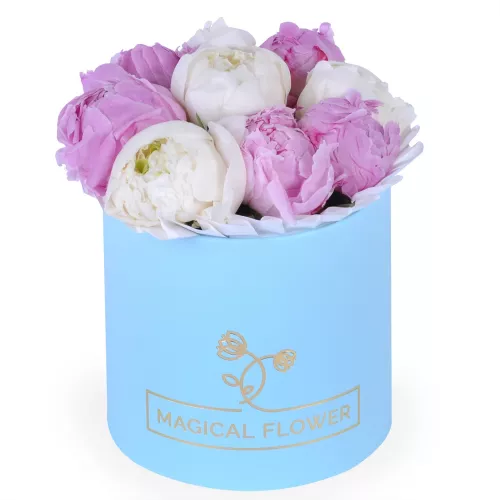 Букет цветов из 9 разноцветных пионов в голубой шляпной коробке