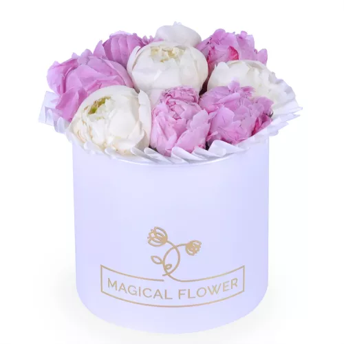 Букет цветов из 9 разноцветных пионов в белой шляпной коробке