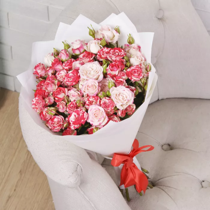 11 бело-розовых кустовых роз